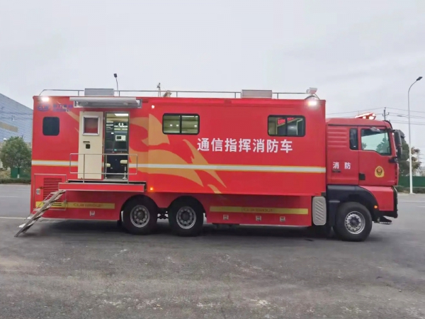 重汽汕德卡卫星通讯指挥车