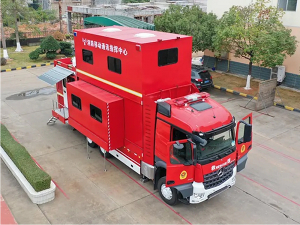 奔驰Arocs 3345 通讯指挥车