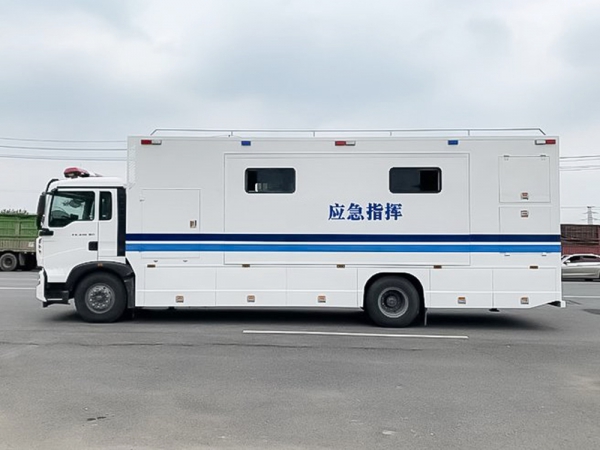 重汽豪沃通信指挥车